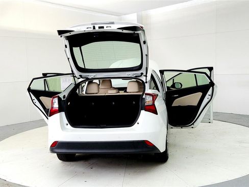 Certified 2019 Toyota Prius XLE image 11