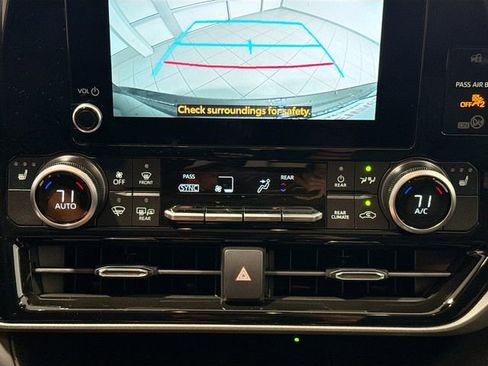 Used 2025 Toyota Highlander XLE image 13