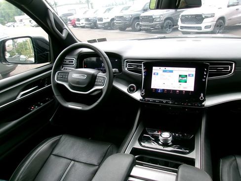 Certified 2024 Jeep Wagoneer L Series II AWD/4WD image 12