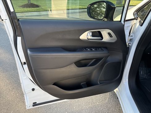 Certified 2024 Chrysler Pacifica Limited w/ S Appearance Package FWD image 15