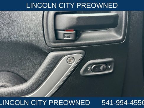 Used 2017 Jeep Wrangler Unlimited Sahara w/ Connectivity Group image 10