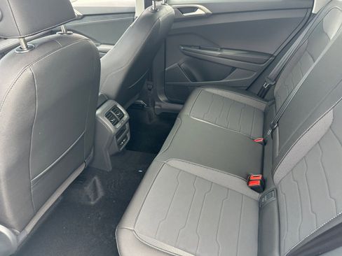 New 2026 Volkswagen Taos SE FWD image 17