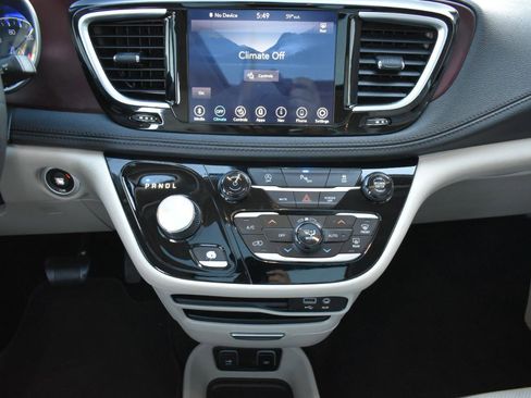 Used 2020 Chrysler Pacifica Limited image 19