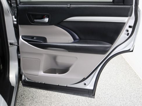 Used 2019 Toyota Highlander XLE FWD image 38
