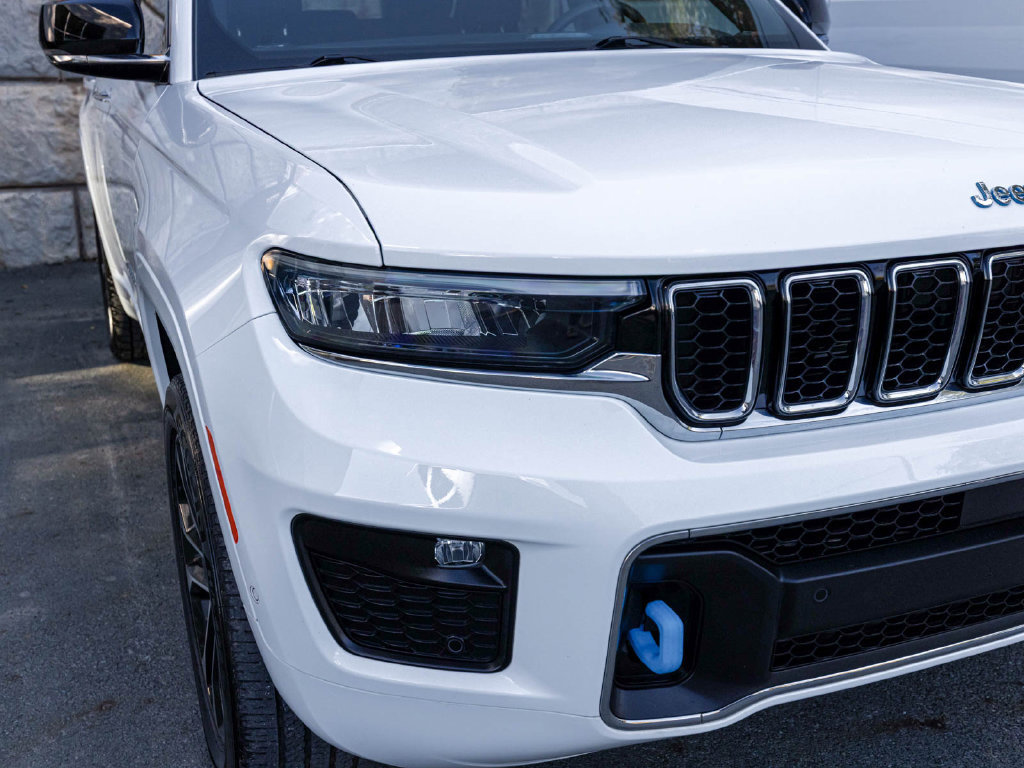 Used 2023 Jeep Grand Cherokee Overland w/ Luxury Tech Group IV AWD/4WD image 36