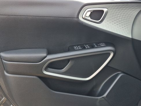Used 2025 Kia Soul LX w/ LX Technology Package FWD image 13