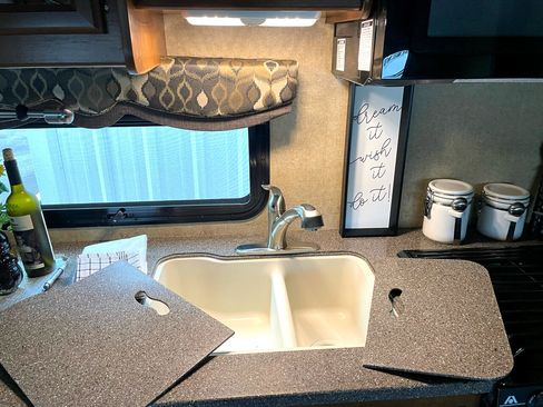 Used 2014 Ford F550 2WD Regular Cab Super Duty image 26