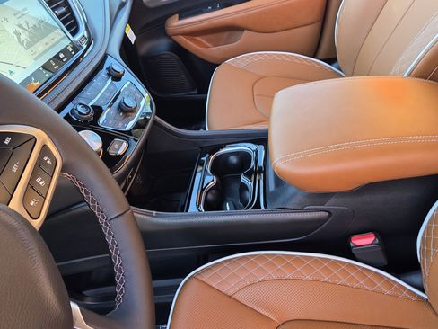 New 2026 Chrysler Pacifica Pinnacle image 13