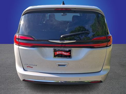 Used 2024 Chrysler Pacifica Touring-L FWD image 5