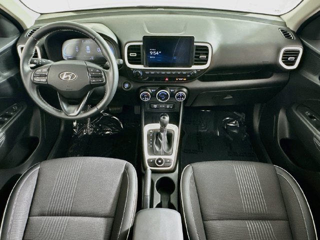 Used 2024 Hyundai Venue Limited FWD image 13
