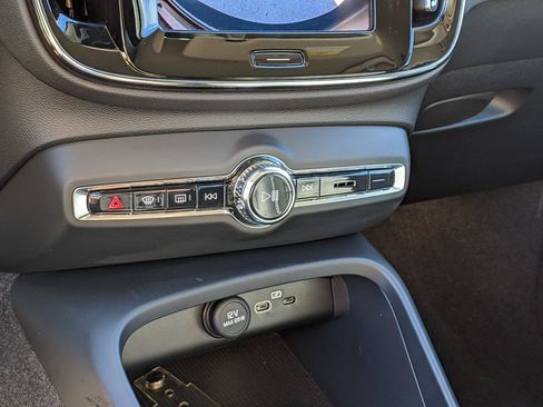 Certified 2023 Volvo XC40 B5 Core w/ Convenience Package AWD/4WD image 17