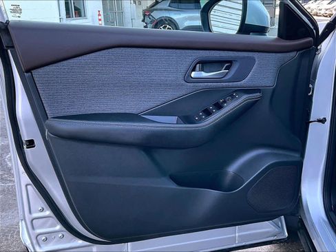 Used 2023 Nissan Rogue SV image 9