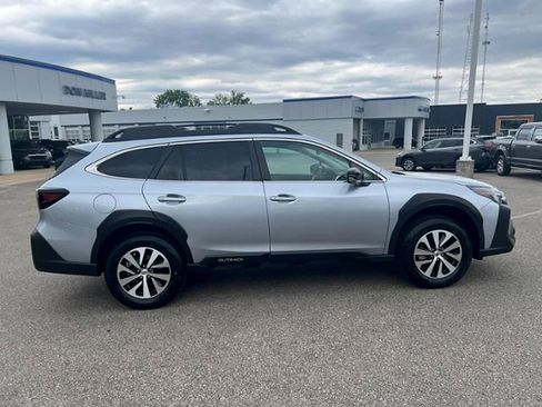 Certified 2025 Subaru Outback Premium AWD/4WD image 8