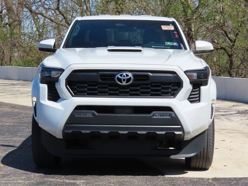 Used 2025 Toyota Tacoma TRD Sport AWD/4WD image 4