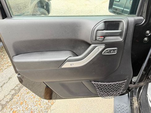 Used 2016 Jeep Wrangler Unlimited Sahara AWD/4WD image 18