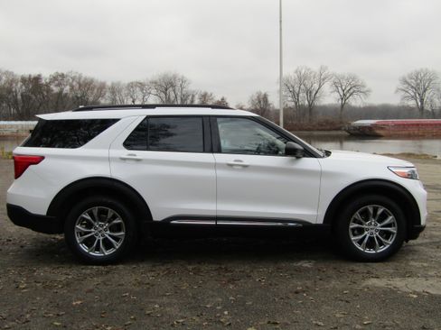 Certified 2023 Ford Explorer XLT w/ Equipment Group 202A image 5