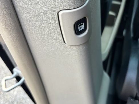 Used 2014 Chrysler Town & Country Touring FWD image 12
