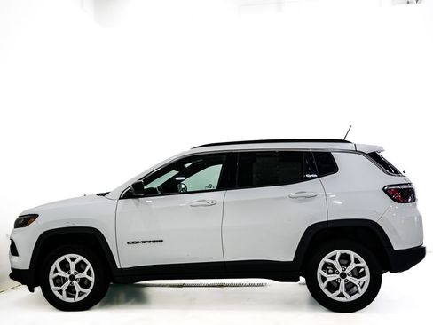 Used 2025 Jeep Compass Latitude w/ Sun & Sound Group AWD/4WD image 6