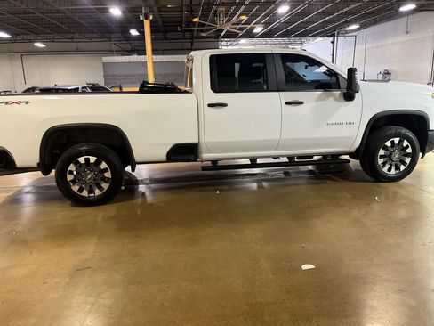Used 2021 Chevrolet Silverado 2500 Custom w/ Custom Value Package AWD/4WD image 9