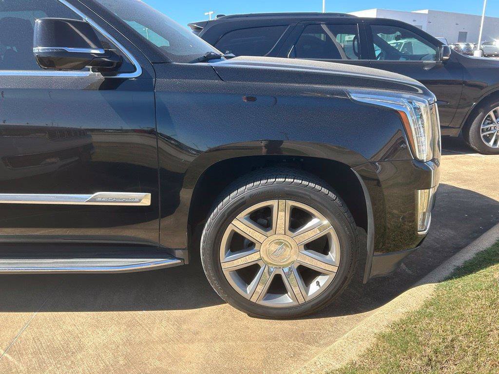 Used 2018 Cadillac Escalade Luxury AWD/4WD image 2