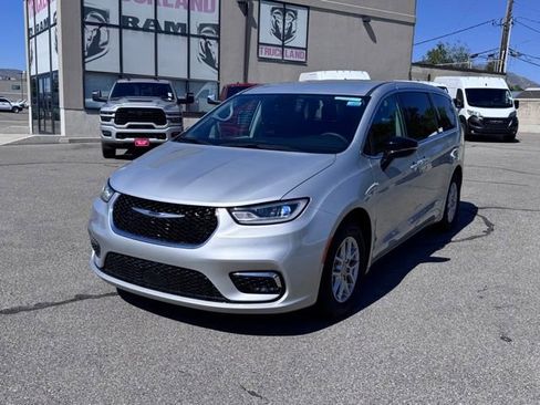 Used 2024 Chrysler Pacifica Touring-L FWD image 7