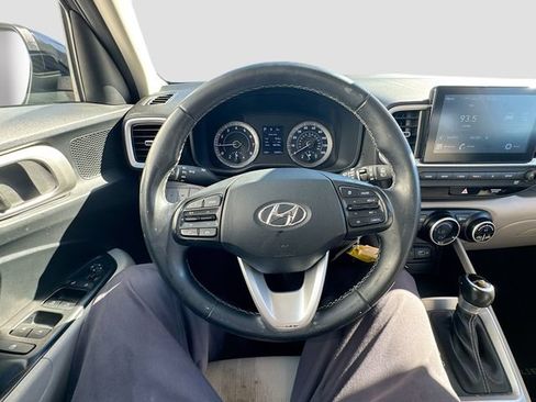 Used 2022 Hyundai Venue SEL FWD image 11