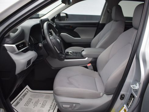 Used 2023 Toyota Highlander LE AWD/4WD image 16