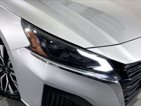 Used 2024 Nissan Altima 2.5 SV FWD image 39