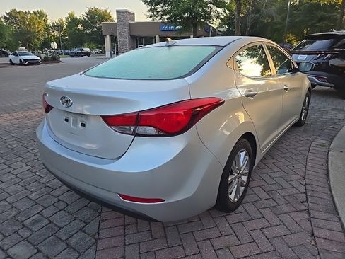 Used 2015 Hyundai Elantra SE w/ Option Group 03 FWD image 7