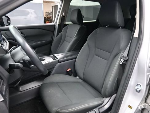 Used 2024 Nissan Rogue S FWD image 19