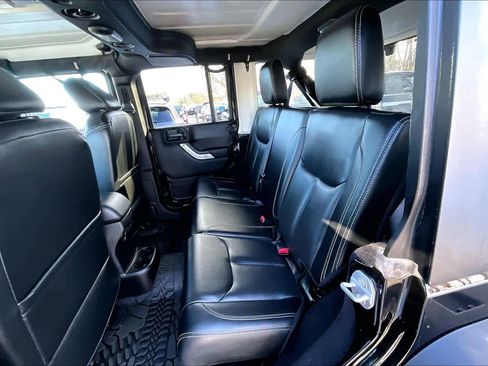 Used 2017 Jeep Wrangler Unlimited Sahara w/ Connectivity Group image 18