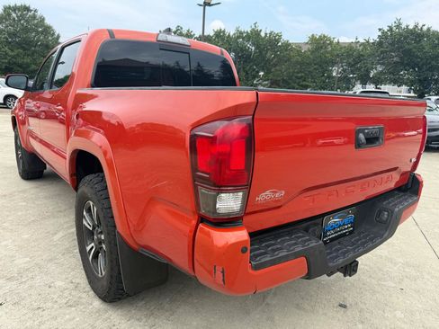 Used 2018 Toyota Tacoma TRD Sport w/ Technology Package AWD/4WD image 6