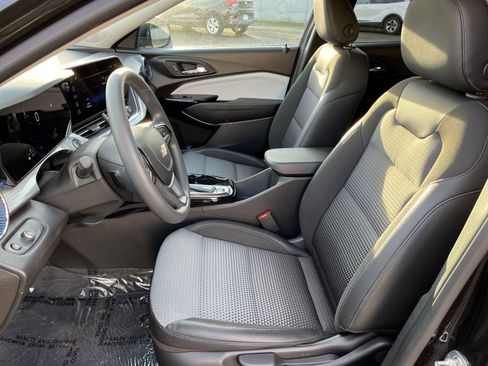 Used 2025 Chevrolet Trax LT image 34