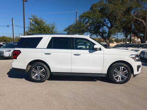 Used 2024 Ford Expedition Limited image 2