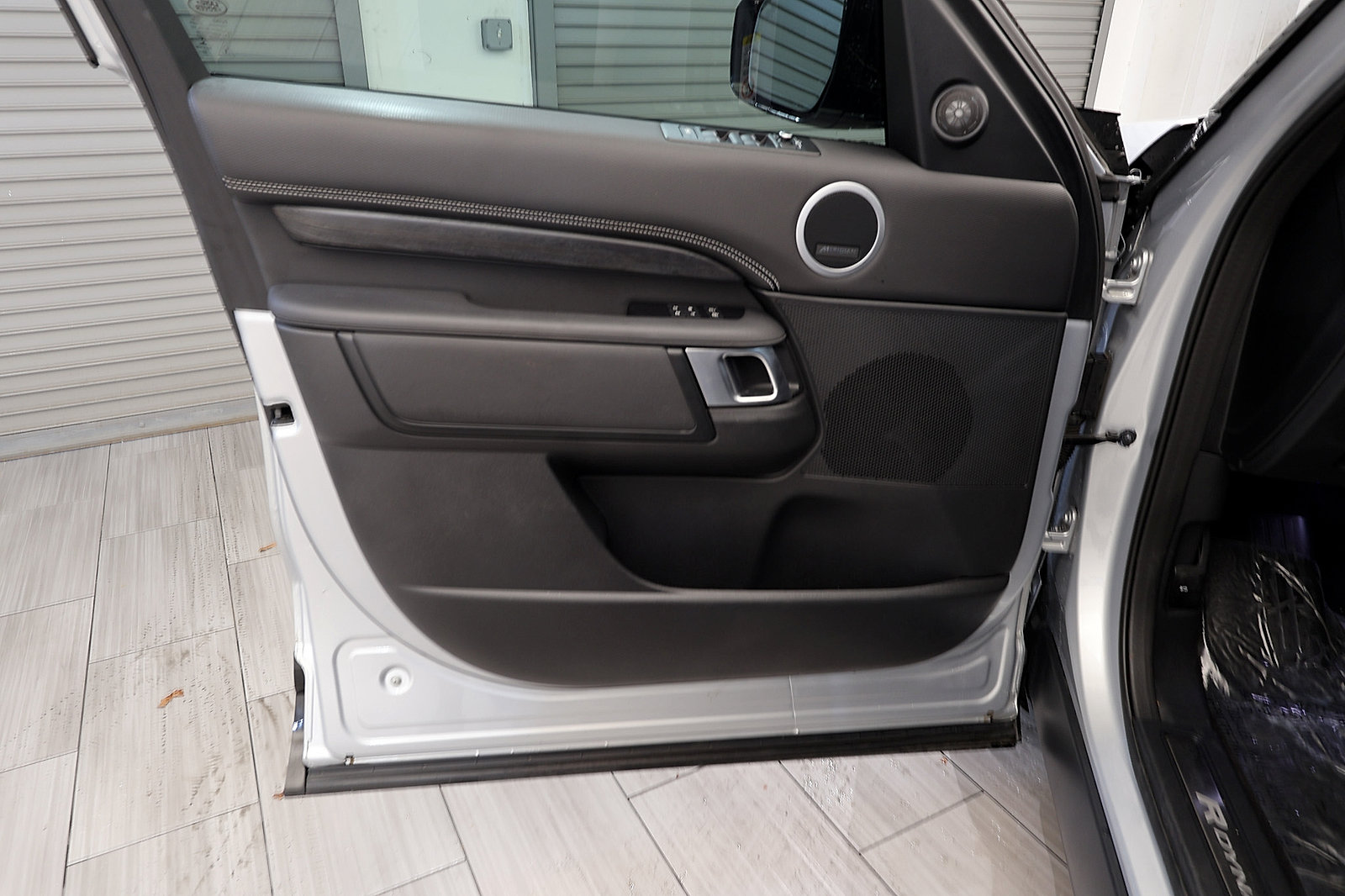 Used 2021 Land Rover Discovery S R-Dynamic AWD/4WD image 13