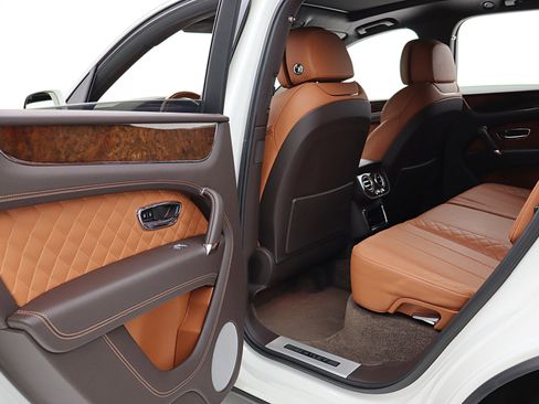Used 2019 Bentley Bentayga image 48