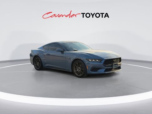 Used 2025 Ford Mustang Premium image 2