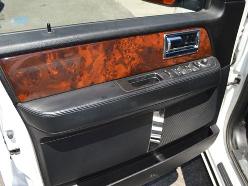 Used 2015 Lincoln Navigator 4WD image 13