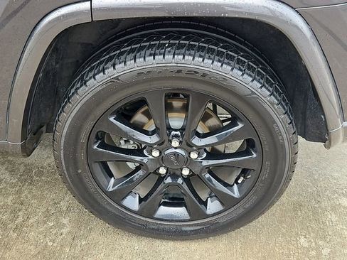 Used 2018 Jeep Grand Cherokee Altitude RWD image 8
