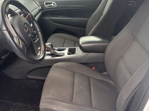 Used 2019 Jeep Grand Cherokee Laredo image 9