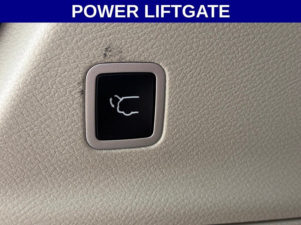 Used 2024 Chrysler Pacifica Limited FWD image 17