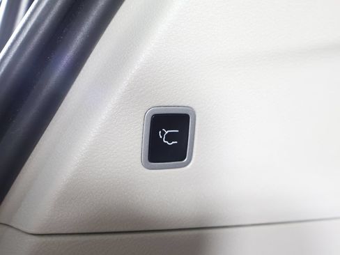 Used 2024 Chrysler Pacifica Touring-L FWD image 21