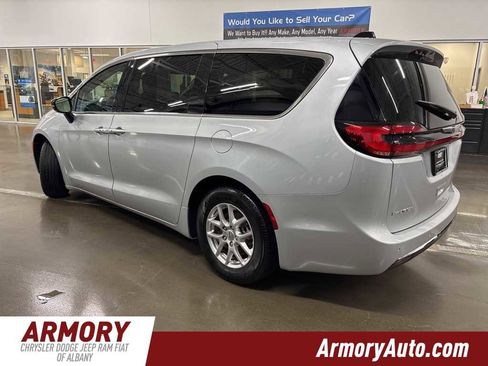 Used 2024 Chrysler Pacifica Touring-L image 6