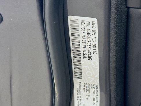 Used 2023 Jeep Grand Cherokee Laredo AWD/4WD image 12