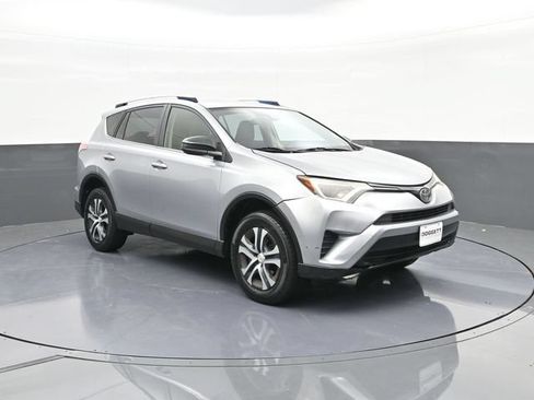 Used 2018 Toyota RAV4 LE FWD image 21