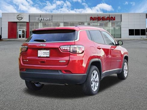 Used 2025 Jeep Compass Latitude AWD/4WD image 4
