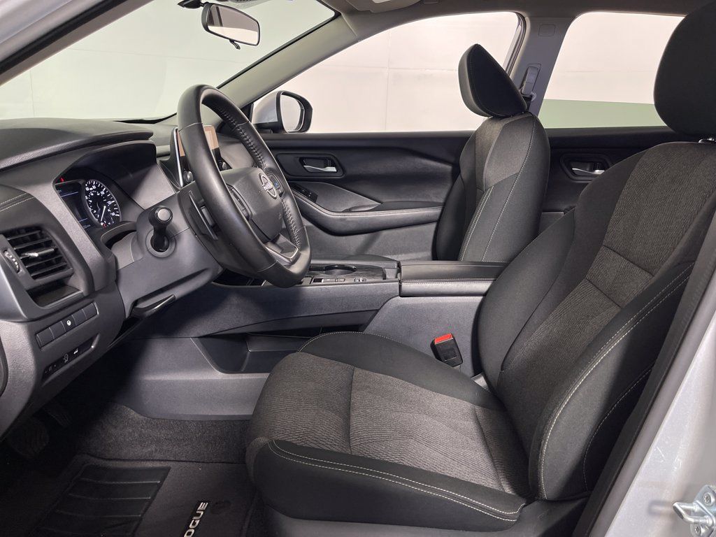 Used 2025 Nissan Rogue SV FWD image 12