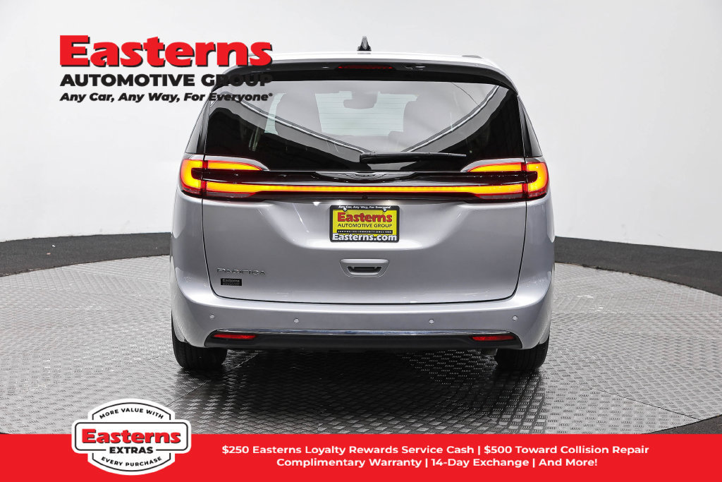 Used 2024 Chrysler Pacifica Touring-L FWD image 7