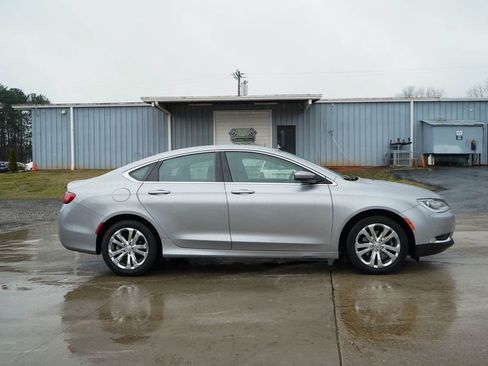 Used 2016 Chrysler 200 Limited image 3