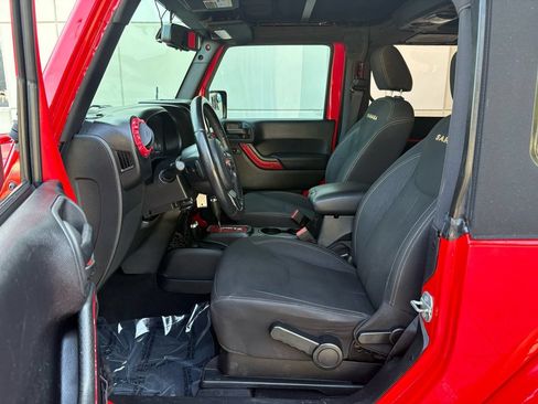 Used 2016 Jeep Wrangler Sahara w/ Connectivity Group AWD/4WD image 17